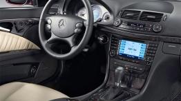 Mercedes Klasa E 2006 - kokpit