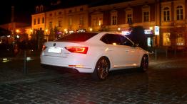 Skoda Superb za prawie 200 tys. zł! Plusy i minusy wersji "full wypas" 