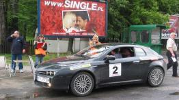 Dziennikarze – rajdowcy pod stadionem X-lecia