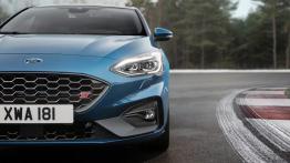 Ford Focus ST (2019) - lewy przedni reflektor - w??czony
