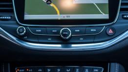 Opel Astra K 1.4 Turbo 150 KM - galeria redakcyjna - radio/cd/panel lcd