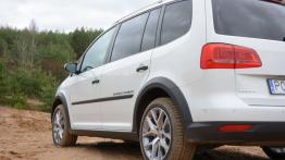 Volkswagen Cross Touran 2.0 TDI 177 KM - galeria redakcyjna - tył - inne ujęcie