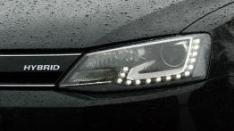 Volkswagen Jetta VI Sedan 1.4 TSI Hybrid 170KM - galeria redakcyjna - lewy przedni reflektor - włącz