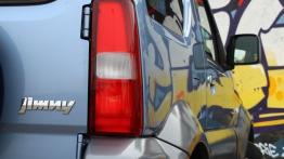 Suzuki Jimny Standard Facelifting 1.3 VVT 4WD 85KM - galeria redakcyjna - prawy tylny reflektor - wł