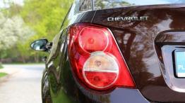 Chevrolet Aveo T300 Sedan 1.3D 95KM - galeria redakcyjna - lewy tylny reflektor - włączony