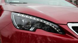 Peugeot 308 II SW 2.0 BlueHDi 150KM - galeria redakcyjna - prawy przedni reflektor - włączony
