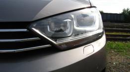 Volkswagen Golf VII Sportsvan - galeria redakcyjna - lewy przedni reflektor - włączony