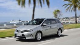Toyota Auris II Touring Sports - widok z przodu