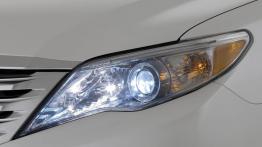 Toyota Avalon 2010 - lewy przedni reflektor - włączony
