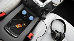 Peugeot 5008 - tunel środkowy między fotelami