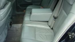 BMW Seria 7 E38 Sedan - galeria społeczności - tylna kanapa złożona, widok z boku
