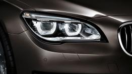 BMW serii 7 F02 Facelifting - prawy przedni reflektor - włączony