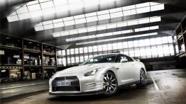 Nissan GT-R Egoist - przód - reflektory włączone