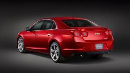 Chevrolet Malibu 2013 - tył - reflektory włączone