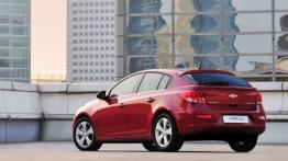 Chevrolet Cruze hatchback 2011 - tył - reflektory wyłączone