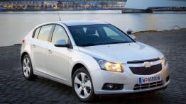 Chevrolet Cruze hatchback ECO-TEC - przód - reflektory włączone