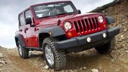 Jeep Wrangler 2011 - wersja 5-drzwiowa - przód - reflektory włączone