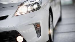 Toyota Prius Facelifting - lewy przedni reflektor - włączony