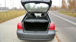 Toyota Avensis II Hatchback - galeria społeczności - tył - bagażnik otwarty