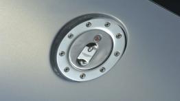 Aston Martin V12 Vantage RS - wlew paliwa