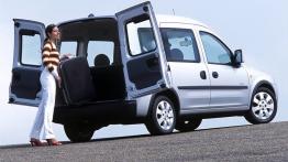 Opel Combo Tour - tył - bagażnik otwarty