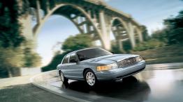 Ford Crown Victoria 2006 - widok z przodu