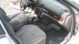 Chrysler Sebring LX  2.7 V6 - widok ogólny wnętrza z przodu