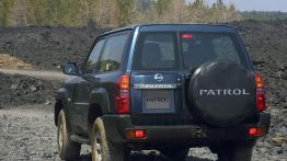 Nissan Patrol 2005 - widok z tyłu