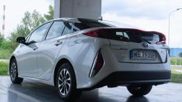 Czy wtyczka bardzo zmienia wygląd samochodu? Porównanie Priusa Plug-in z odmianą hybrydową Prius HEV