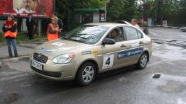 Dziennikarze – rajdowcy pod stadionem X-lecia