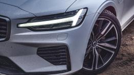Volvo V60 2.0 T8 Twin Engine 390 KM - galeria redakcyjna  - widok z przodu