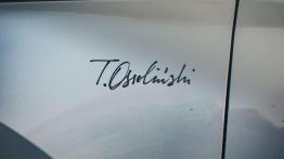 Skoda Superb Atelier - galeria redakcyjna - emblemat boczny