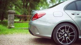 Mercedes-Benz Klasa C 450 AMG Sport - galeria redakcyjna - prawe tylne nadkole