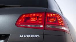 Volkswagen Touareg II Hybrid Facelifting (2015) - prawy tylny reflektor - włączony