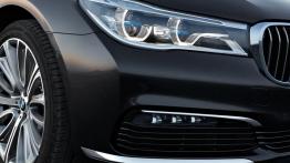 BMW serii 7 G12 750Li xDrive (2016) - prawy przedni reflektor - włączony