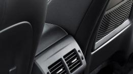 Jaguar XE 2.5t R-Sport Bluefire (2015) - tunel środkowy z tyłu