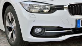 BMW 320d EfficientDynamics Touring Facelifting (2015) - prawy przedni reflektor - włączony