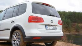 Volkswagen Cross Touran 2.0 TDI 177 KM - galeria redakcyjna - tył - inne ujęcie
