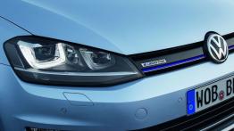 Volkswagen Golf VII TDI BlueMotion (2013) - prawy przedni reflektor - włączony