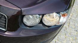 Chevrolet Aveo T300 Sedan 1.3D 95KM - galeria redakcyjna - lewy przedni reflektor - włączony