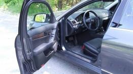 Mercedes Klasa C W204 Sedan 220 CDI 170KM - galeria redakcyjna - widok ogólny wnętrza z przodu