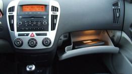 Kia ceed 1.6 CRDi 115KM - galeria redakcyjna - schowek przedni otwarty