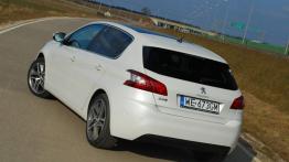 Peugeot 308 II Hatchback 1.6 THP - galeria redakcyjna - widok z tyłu