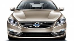 Volvo S60L (2014) - przód - reflektory włączone