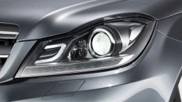 Mercedes C 300 CDI 4MATIC W204 kombi Facelifting - lewy przedni reflektor - włączony