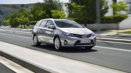 Toyota Auris II Touring Sports - widok z przodu