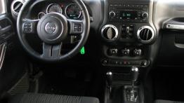 Jeep Wrangler III Unlimited Facelifting 2.8 DOHC I-4 Turbo CRD 200KM - galeria redakcyjna - kokpit