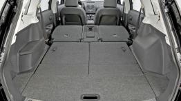 Nissan Qashqai + 2 2009 - tylna kanapa złożona, widok z bagażnika