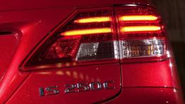 Lexus IS II Cabrio - prawy tylny reflektor - włączony