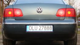 Volkswagen Phaeton  Sedan - galeria społeczności - tył - reflektory włączone